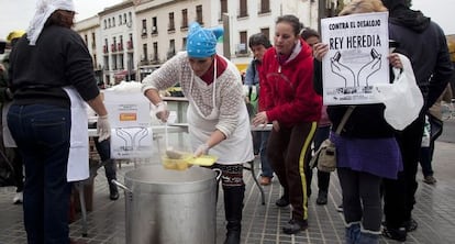 Miembros de la Acampada Dignidad reparten comida, este martes en Córdoba.