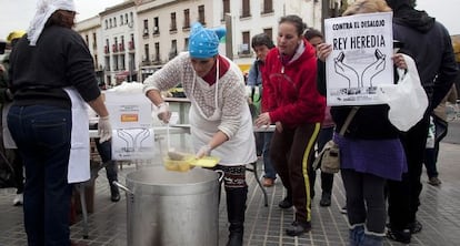 Miembros de la Acampada Dignidad reparten comida, este martes en C&oacute;rdoba.