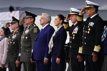 Ricardo Trevilla Trejo, próximo secretario de la Defensa Nacional, López Obrador, Claudia Sheinbaum, José Rafael Ojeda, secretario de Marina, y Raymundo Morales próximo secretario de Marina, saludan durante la ceremonia.