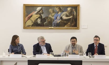 Desde la izquierda, Nuria de Miguel, secretaria general de la Fundación Amigos del Museo del Prado; Miguel Falomir, director de la pinacoteca; Jaime Cuadriello, director de la Cátedra; y Andrés Úbeda, director adjunto de Conservación, este martes durante la presentación.