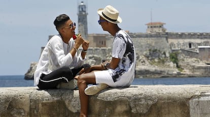 Roiniel Torres e Dariel Hernández conversam no Malecón de Havana.
