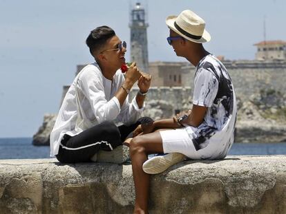 Roiniel Torres e Dariel Hernández conversam no Malecón de Havana.