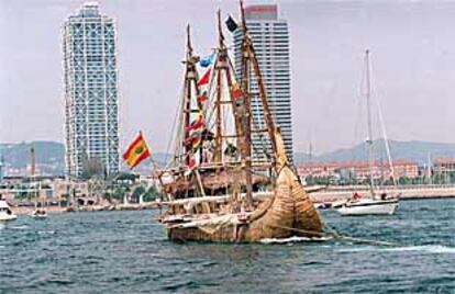 La balsa <i>Mata Rangi III</i> parte del Puerto Olímpico de Barcelona.