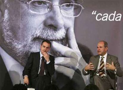 Zapatero y Chaves, durante el homenaje a Alfonso Perales celebrado ayer en Madrid.