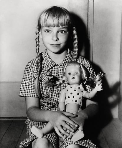 Patty McCormack como la malvada Rhoda en 'La mala semilla'.