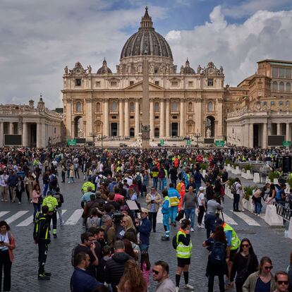 People line up to enter St. Peter's Basilica to pay their respects to Pope Francis lying in state, at the Vatican, Thursday, April 24, 2025. (AP Photo/Emilio Morenatti)