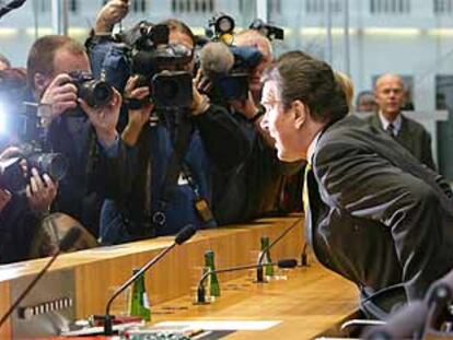 El canciller alemán, Gerhard Schröder, se dispone a ofrecer una rueda de prensa ayer en Berlín.