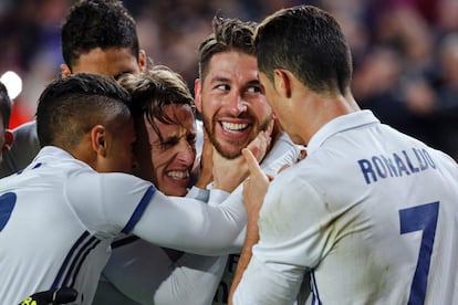 Sergio Ramos (2 por la derecha) celebra el gol con sus compañeros.