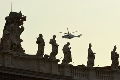 El helicóptero con el Papa Benedicto XVI, a bordo, vuela por delante de la plaza de San Pedro en el Vaticano.