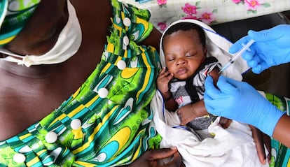Un bebé es vacunado en un centro de salud en Abiyán, Costa de Marfil. 