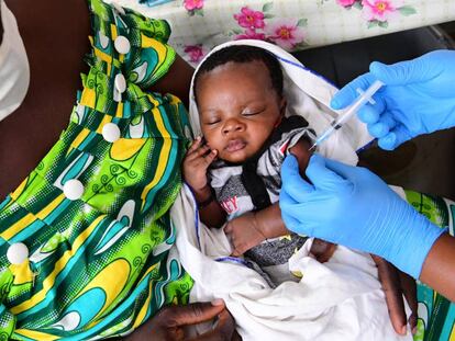 Un bebé es vacunado en un centro de salud en Abiyán, Costa de Marfil. 