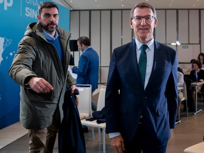 El presidente del Partido Popular, Alberto Núñez Feijóo, a su llegada a una rueda de prensa, en el Hotel VP, a 28 de diciembre de 2023, en Madrid (España). Feijóo ha hecho hoy balance del año 2023, analizando la situación de España con el nuevo Gobierno de coalición y también la moción de censura que da hoy la alcaldía de Pamplona a EH Bildu con apoyo del PSN. También ha hablado de propuestas económicas, la ley de amnistía o la renovación del Consejo General del Poder Judicial (CGPJ).
28 DICIEMBRE 2023;BALANCE;PP;PRENSA;MEDIOS;PARTIDO;ANUAL;
A. Pérez Meca / Europa Press
28/12/2023