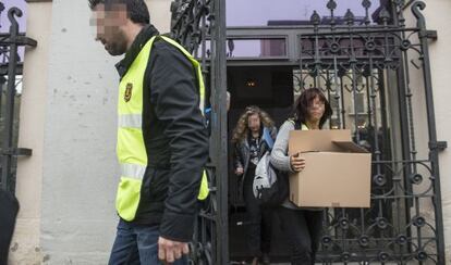 Agentes de los Mossos sacan cajas de información de las dependencias municipales de Sabadell.