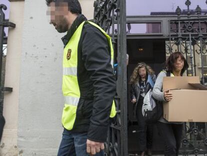 Agentes de los Mossos sacan cajas de información de las dependencias municipales de Sabadell.