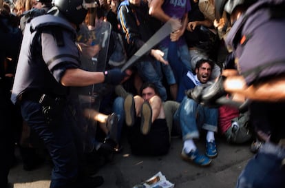 Los mossos cargan contra manifestantes en la Plaza Cataluña.