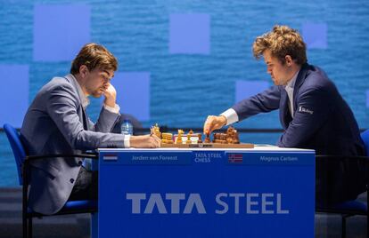 Jordan Van Foreest y Carlsen, durante su partida de hoy