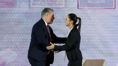 Francisco Cervantes Díaz, presidente del Consejo Coordinador Empresarial, saluda a Claudia Sheinbaum, el 19 de junio en Ciudad de México.