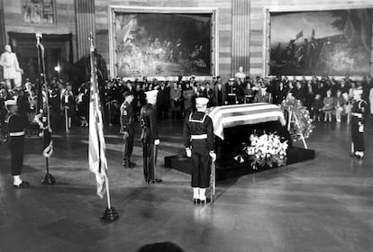 Imagen del féretro de John F. Kennedy, cubierto con la bandera estadounidense, durante los funerales celebrados en Washington.