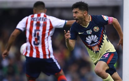 Peralta, seleccionado mexicano, celebra un gol frente a Chivas. 