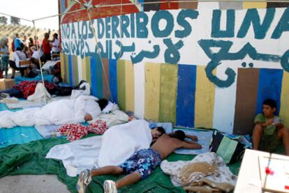 Media docena de participantes del Movimiento 15-M duermen a las puertas de la vivienda amenazada de derribo.