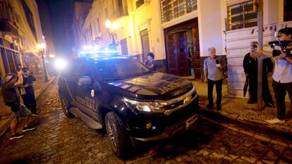 Una patrulla transporta a Robinho, tras ser arrestado este jueves en São Paulo (Brasil).
