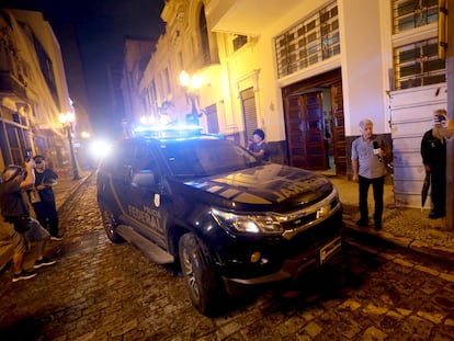 Una patrulla transporta a Robinho, tras ser arrestado este jueves en São Paulo (Brasil).