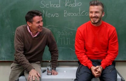 Sebastian Coe y Beckham, durante una visita a una escuela en Atenas.