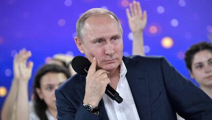 El presidente ruso, Vlad&iacute;mir Putin, este viernes en Mosc&uacute; durante el programa televisivo.