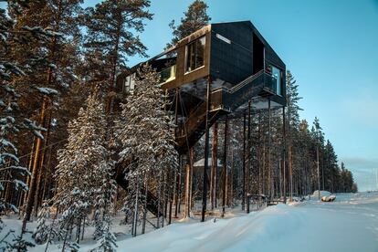 "El diseño de The 7th room intenta acercar la gente a la naturaleza", explican los arquitectos. Para ello se cuenta también con una terraza exterior con suelo a modo de hamaca que deja visibilidad hacia el suelo del bosque.