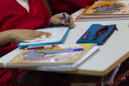 Una niña limpia su material en un colegio de Cantabria. 