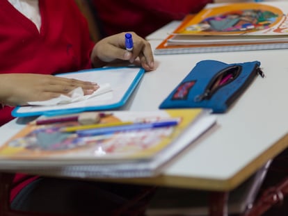 Un niño atiende en el aula.