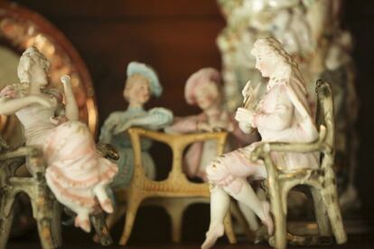 Figuritas de porcelana que pertenecieron a los bisabuelos de la esposa de Luis Mateo Díez. Tienen más valor sentimental que económicol. Forman parte de la familia, “siempre han estado aquí” dice el académico que cuenta como a esta escena musical le falta el violín de la dama y parte de la flauta del caballero, fruto del paso del tiempo.