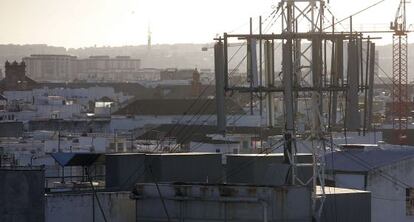 Antenas de telefon&iacute;a m&oacute;vil en Sevilla. 