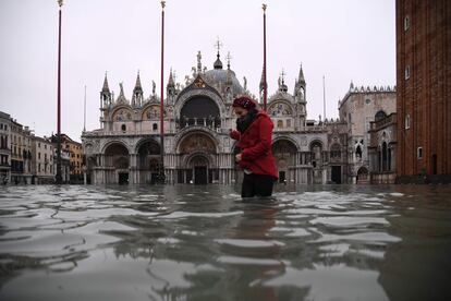 Una turista rodeada de agua en la plaza de San Marcos de Venecia, este miércoles.