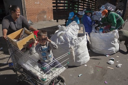 A muchas madres recicladoras no les queda más remedio que llevarse con ellas a sus hijos porque no tienen dónde dejarlos. La creación de guarderías para los niños de estas trabajadoras es una reivindicación histórica que se hizo ya realidad en algunas ciudades argentinas y ecuatorianas.