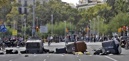 Contenedores volcados como tras los incidentes ocurridos en las inmediaciones de la plaza de la Universidad en Barcelona