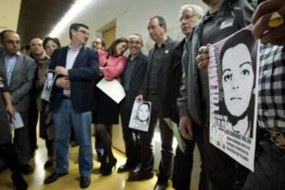 Miembros de la oposición portan carteles con la imagen de Yolanda González, hoy en el Congreso.