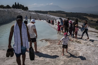 Turquía es un destino atractivo para el turismo termal. Se calcula que en 2019 generó alrededor de mil millones de euros en ingresos, de los cuales la gran mayoría provienen de Pamukkale, uno de los lugares más turísticos del país. Antes de la pandemia, durante ese mismo año, llegaron a visitarlo hasta 2,5 millones de personas. Desde que entró a formar parte de la lista de Patrimonio de la Humanidad de la Unesco se han hecho muchas mejoras en gestión y preservación, pero el turismo masivo sigue siendo una de las principales preocupaciones en cuanto al futuro del lugar.