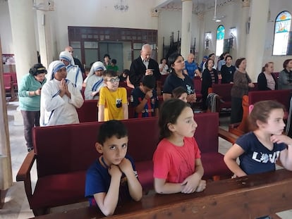 Un grupo de niños asiste a misa en la iglesia de la Sagrada Familia de Gaza, en este mes de mayo.