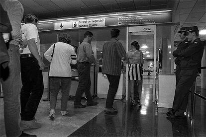 Control de seguridad en el aeropuerto de Barajas.