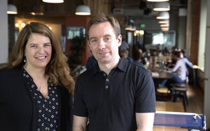 Lynn Fox y Sandy Parakilas, ex empleados de Google y Facebook y ahora detractores de las tecnológicas, en San Francisco.