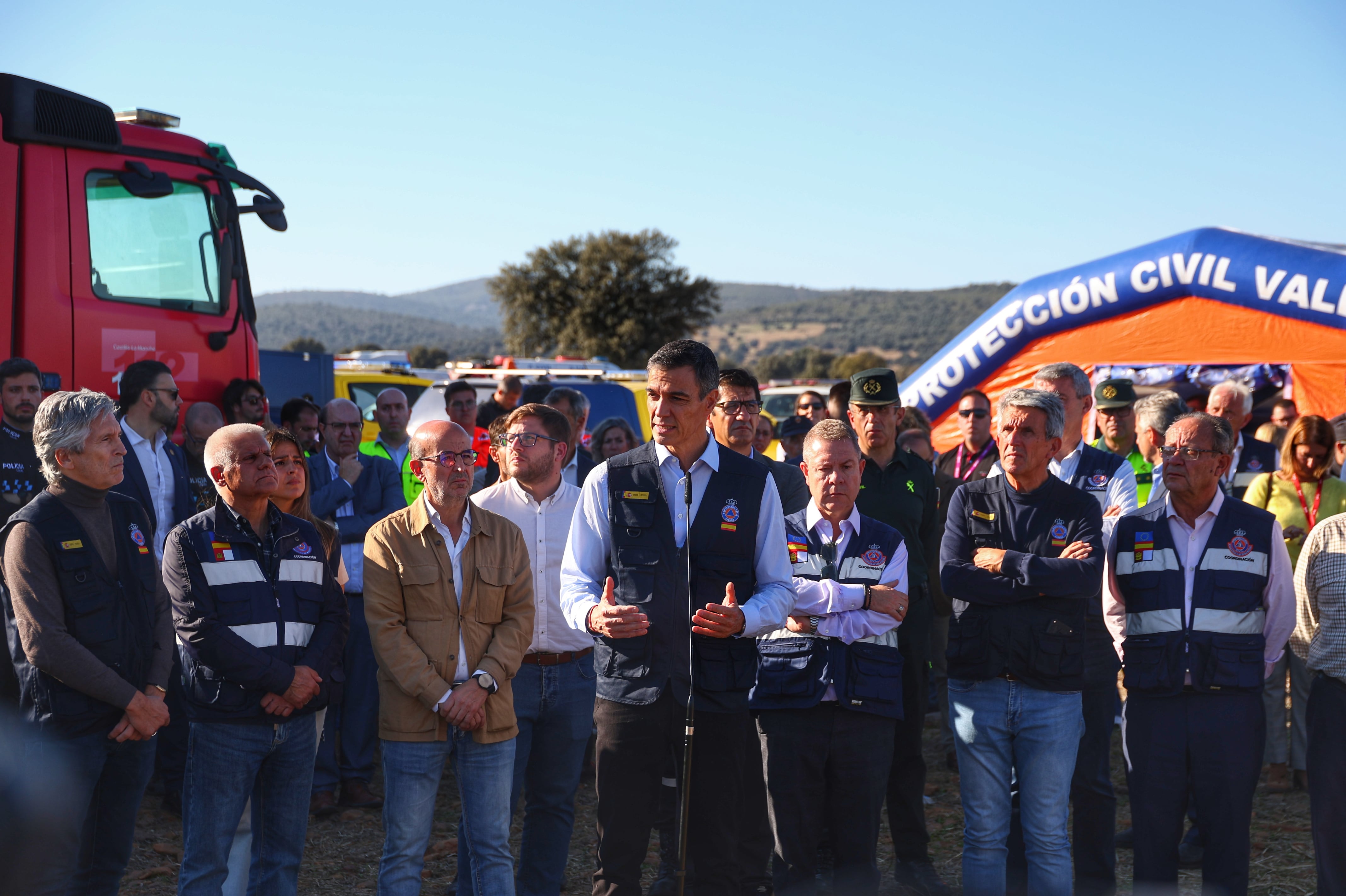 La tragedia da un vuelco al guion de la campaña