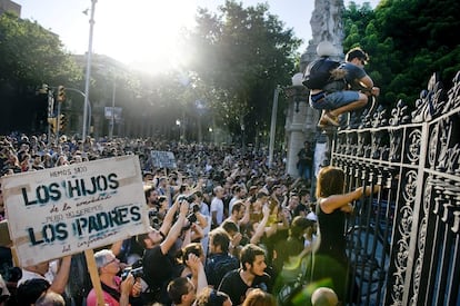 En Barcelona, la protesta del 15-M se traslada a las puertas del Parlamento catalán con el objetivo de impedir el paso de los diputados y que puedan votar en el debate de los Presupuestos. Mossos d’Esquadra y Guardia Urbana habían cerrado desde horas antes el parque de la Ciutadella, donde se encuentra la Cámara. Unas 5.000 personas se concentran frente a la verja. Al día siguiente, los grupos violentos se hacen con el control, causando incidentes a las puertas de la Cámara. El presidente Artur Mas y decenas de parlamentarios son trasladados en helicóptero y en furgones policiales. Otros diputados, que entran a pie, son zarandeados, insultados y agredidos. Seis personas son detenidas.