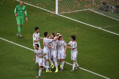 El equipo Español celebra el primer gol del mundial de fútbol en Salvador