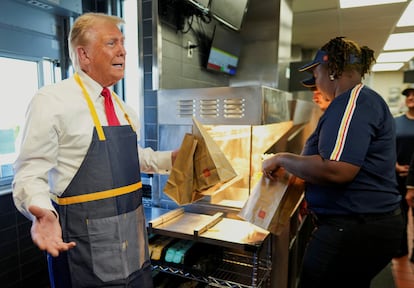 Otra imagen de Trump en el interior del McDonald's.