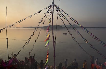 El personal de la Fuerza Nacional de Respuesta ante Desastres vigila desde una balsa el transcurso del festival, en el río Brahmaputra en Gauhati (India).