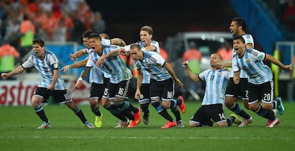 Os jogadores da seleção argentina comemoram a vitória contra a Holanda, que confirma a presença do time na final da Copa.