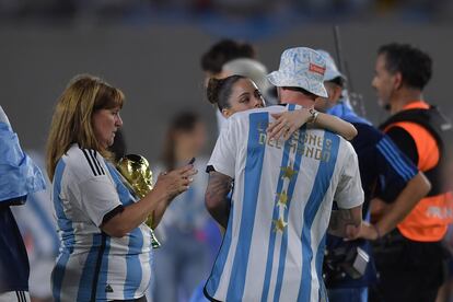 Tini y Rodrigo de Paul. Fue en agosto de este año cuando la cantante y el jugador del Atlético de Madrid anunciaron su separación. Fue él quien lanzó el primer mensaje en redes sociales, que ella secundó: “Vivimos momentos muy lindos, donde tuve la oportunidad de conocer a una persona que quiero y respeto mucho. Nos acompañamos en momentos muy importantes de nuestras vidas. Muchas gracias por el amor y el respeto”. Las especulaciones apuntaban a que la distancia que los separaba —ella, de gira por el mundo; él, afincado en Madrid— estaba debilitando la relación. La pareja llevaba saliendo desde 2022.