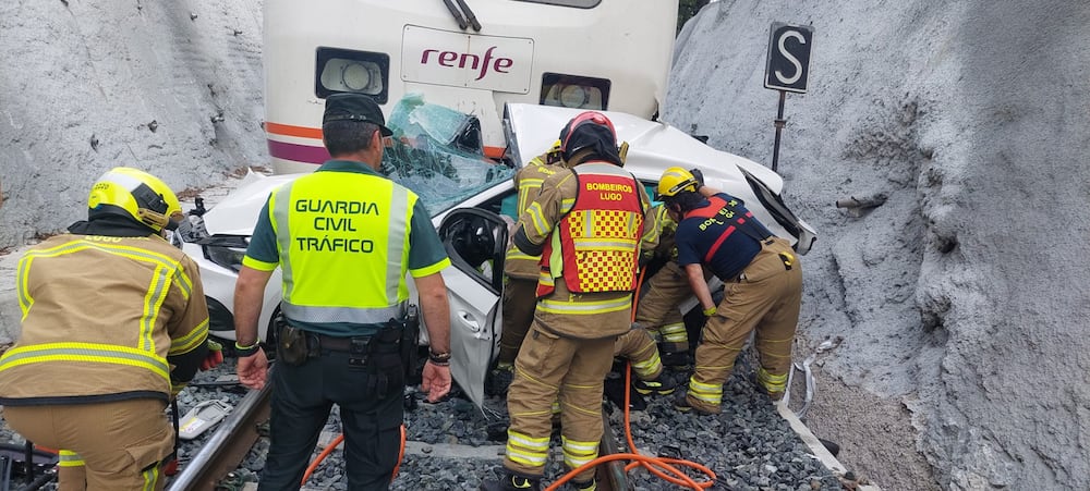 Dos muertos y un herido grave al arrollar un tren a un coche en un paso ...