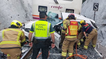 La Guardia Civil y efectivos de bomberos de Lugo atienden a los afectados por el atropello del tren.